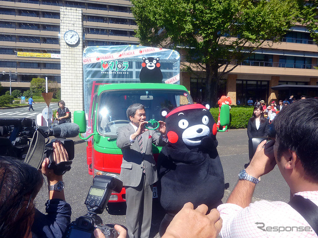 熊本トマト畑直送プロジェクト「トマトラ」出発式（熊本県庁、10月7日）