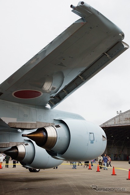 機体は翼部分も含めて水色となる。空に溶け込むような色合い。