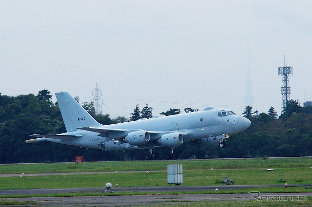 下総航空基地を離陸するP-1。後方には東京スカイツリーも見える。