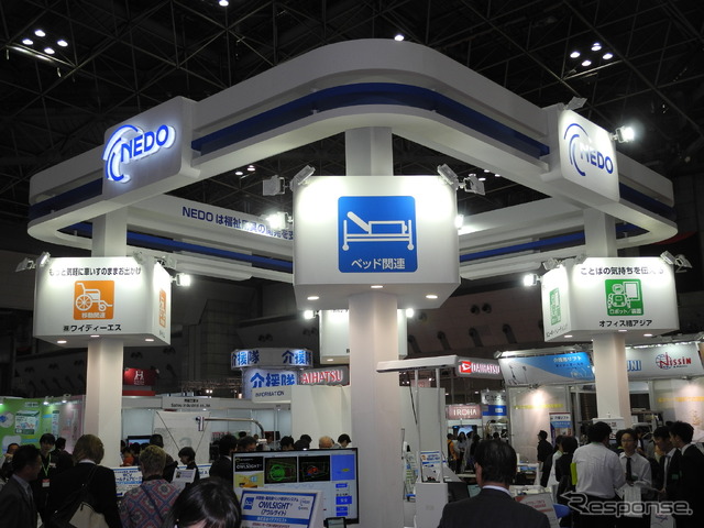 最新福祉用具を展示しているNEDOのブース