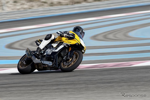 ケニー・ロバーツが乗るYZF-R1 60th Anniversary。