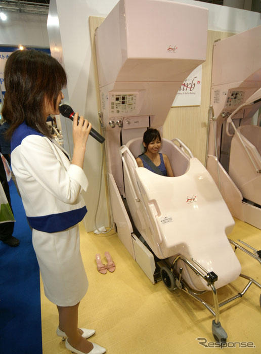 【福祉機器展06】最先端の介護入浴スタイル