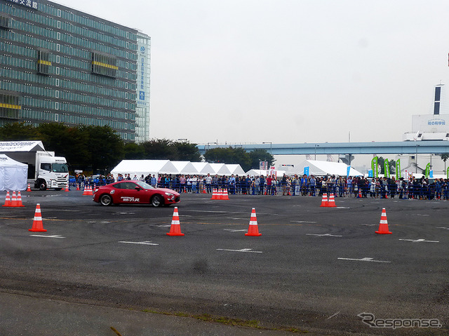 まるで遊園地のアトラクションのような盛り上がりをみせる、東京モーターフェス2015 with みんモー(10月10・11日、東京・青海)