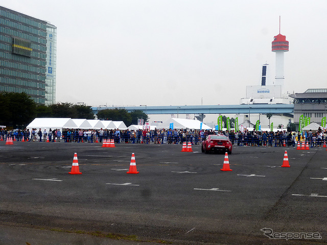 まるで遊園地のアトラクションのような盛り上がりをみせる、東京モーターフェス2015 with みんモー(10月10・11日、東京・青海)