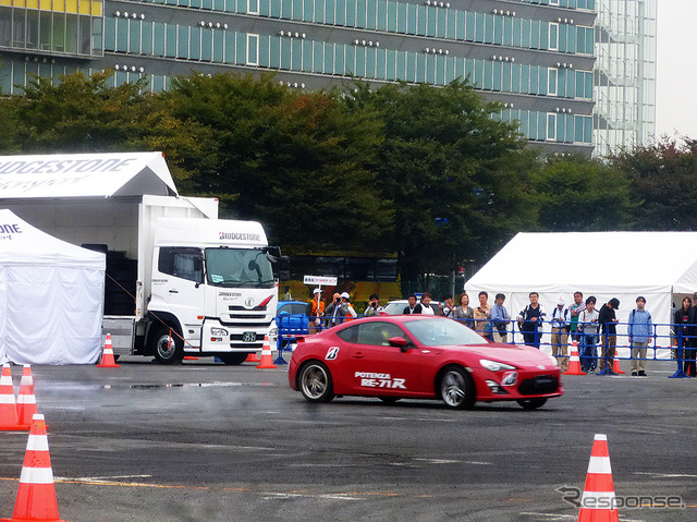 まるで遊園地のアトラクションのような盛り上がりをみせる、東京モーターフェス2015 with みんモー(10月10・11日、東京・青海)