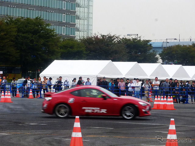 まるで遊園地のアトラクションのような盛り上がりをみせる、東京モーターフェス2015 with みんモー(10月10・11日、東京・青海)