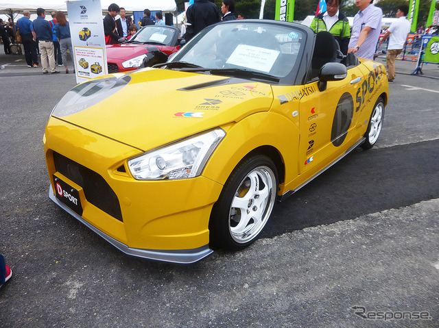ダイハツは『コペン』の着せ替えパフォーマンスを東京モーターフェス2015 with みんモー(10月10・11日、東京・青海)で披露