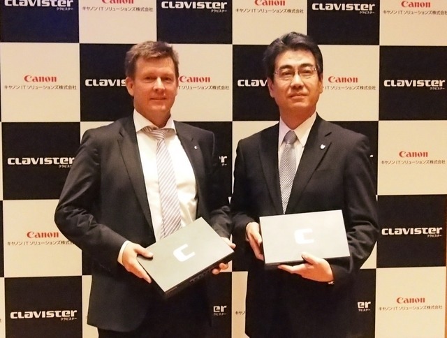 Clavister社のCEOであるジム・カールソン氏(左)と、キヤノンITSのセキュリティソリューション事業部長である近藤伸也氏(右)