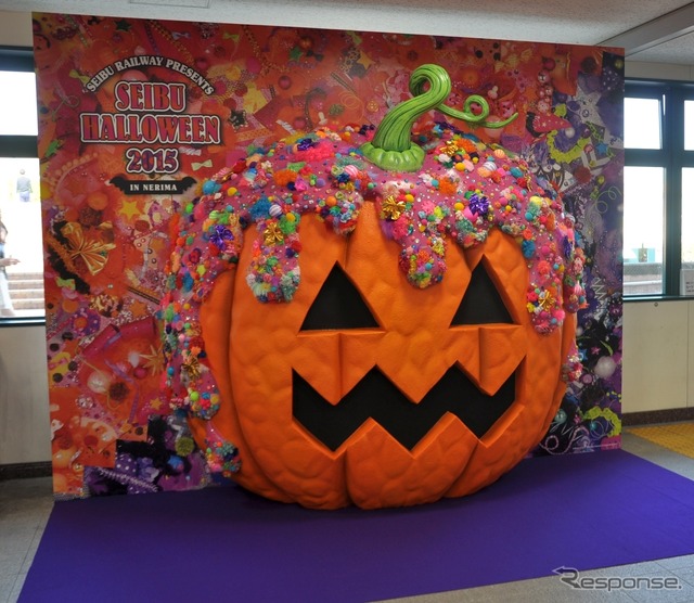 西武のハロウィンイベント「SEIBU HALLOWEEN 2015 in NERIMA」で、練馬駅のコンコースに設置された増田セバスチャンさんデザインのオブジェ。