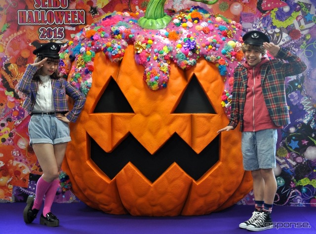 西武のハロウィンイベント「SEIBU HALLOWEEN 2015 in NERIMA」が10月13日から始まった。同日午前には練馬駅に設置されたオブジェの前でセレモニーも開かれた。西武鉄道の制帽をかぶってポーズを取るオクヒラテツコさんとりゅうちぇるさん