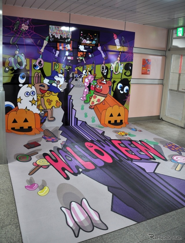 西武のハロウィンイベント「SEIBU HALLOWEEN 2015 in NERIMA」が10月13日から始まった。練馬駅の改札外に展示されている、日本大学芸術学部デザイン学科の学生が制作したハロウィンアート