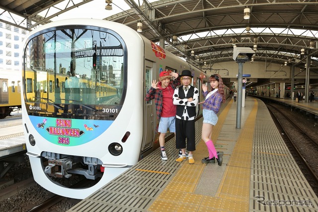 「SEIBU HALLOWEEN KAWAII TRAIN」と増田さん、ぺこちゃん&りゅうちぇるさん。