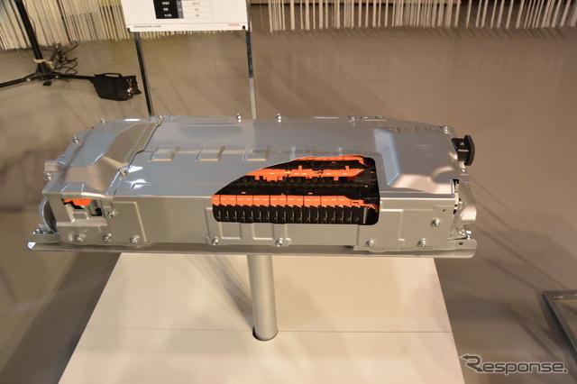 次期型プリウス搭載のリチウムイオン電池カットモデル