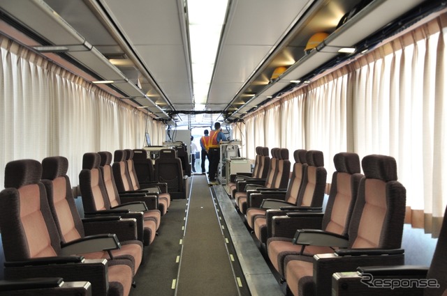 JR西日本は同社が開発している無線を使用した列車制御システムの試験走行の様子を報道陣に公開した。試験車「U@tech」先頭車の車内