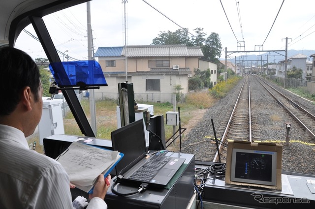 JR西日本は同社が開発している無線を使用した列車制御システムの試験走行の様子を報道陣に公開した