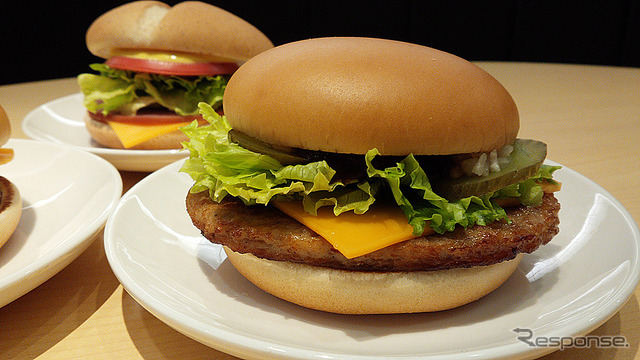 マクドナルドが10月26日から発売する新作3品「エッグチーズバーガー」「バーベキューポークバーガー」「ハムレタスバーガー」
