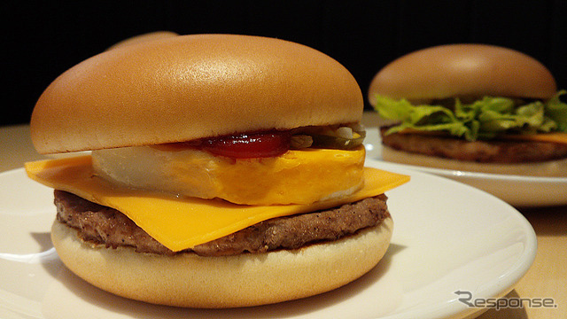 マクドナルドが10月26日から発売する新作3品「エッグチーズバーガー」「バーベキューポークバーガー」「ハムレタスバーガー」