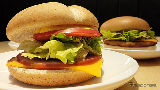 マクドナルドが10月26日から発売する新作3品「エッグチーズバーガー」「バーベキューポークバーガー」「ハムレタスバーガー」