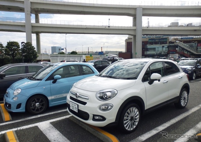 フィアット 500X(手前)とアバルト500(奥)