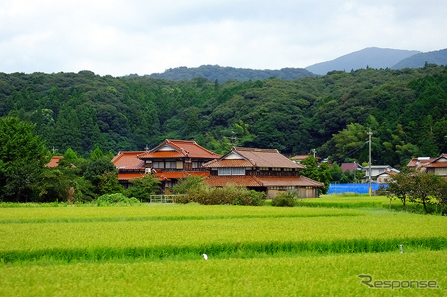みのりの丘ジビエセンター(山口県下関市豊田町)への道中では、石州瓦の茶色い屋根の家屋が見られる