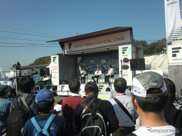 イベントブースも盛り上がるスーパーフォーミュラSUGO戦。このカテゴリーで4回チャンピオンになった経歴をもち、SUPER GTでは今も第一線で活躍中の本山哲選手のトークショーも開催された。