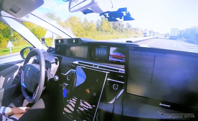 自動走行中の車内の様子