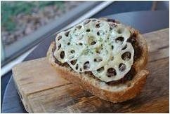 「YEBISU GARDEN CINEMA」併設の「&CAFE」では「牛肉のラグーとレンコン パルミジャーノタルティーヌ」(単品600円、ドリンクセット900円)が販売される。