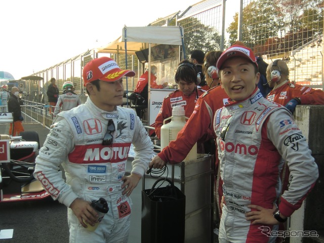 ゴール後に談笑する2位の山本(左)と3位の野尻。