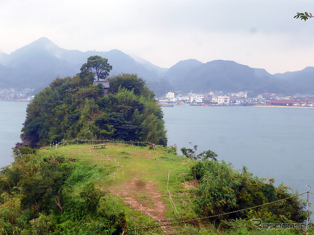 能島に上陸し、中世の海賊衆が築いた海城の時代を想像する