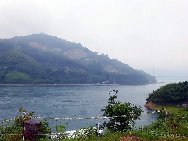 能島に上陸し、中世の海賊衆が築いた海城の時代を想像する