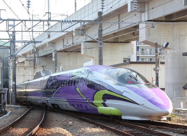 「エヴァンゲリオン」に似たデザインで装飾された山陽新幹線500系「500 TYPE EVA」。11月7日から新大阪~博多間で運行される。