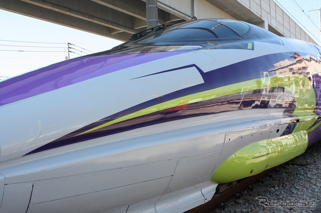 「エヴァンゲリオン」に似たデザインで装飾された山陽新幹線500系「500 TYPE EVA」。11月7日から新大阪~博多間で運行される。