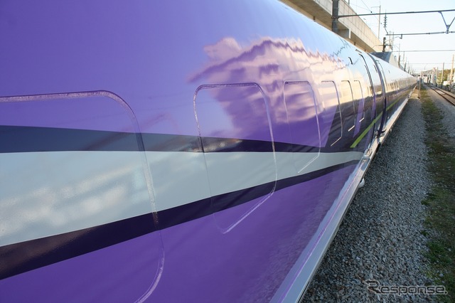 「エヴァンゲリオン」に似たデザインで装飾された山陽新幹線500系「500 TYPE EVA」。11月7日から新大阪~博多間で運行される。