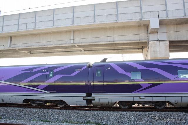 「エヴァンゲリオン」に似たデザインで装飾された山陽新幹線500系「500 TYPE EVA」。11月7日から新大阪~博多間で運行される。