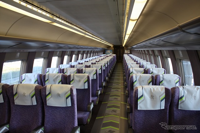 「エヴァンゲリオン」に似たデザインで装飾された山陽新幹線500系「500 TYPE EVA」。11月7日から新大阪~博多間で運行される。