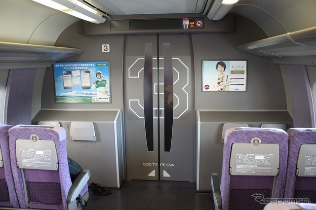 「エヴァンゲリオン」に似たデザインで装飾された山陽新幹線500系「500 TYPE EVA」。11月7日から新大阪~博多間で運行される。