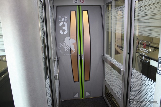 「エヴァンゲリオン」に似たデザインで装飾された山陽新幹線500系「500 TYPE EVA」。11月7日から新大阪~博多間で運行される。