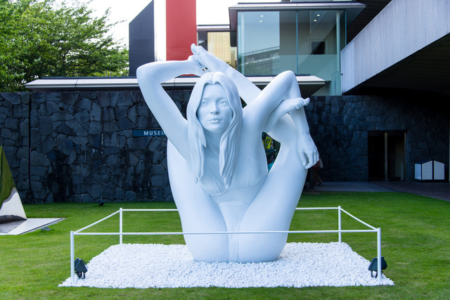 「現代美術のハードコアはじつは世界の宝である展」 マーク・クイン「ミクロコスモス(セイレーン)」