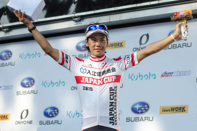 ジャパンカップサイクルロードレースで3位の新城幸也はアジア最優秀選手賞を獲得(2015年10月18日)