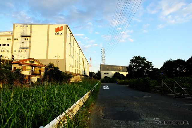 写真の倉庫付近に東京都と神奈川県の境界が敷かれている
