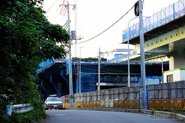 町田市鶴間の路地から「町田立体事業」がすすむ国道16号を見る