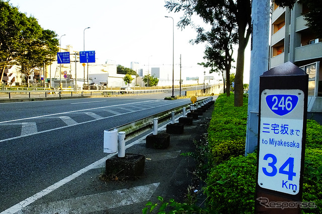 町田市鶴間の路地を歩く