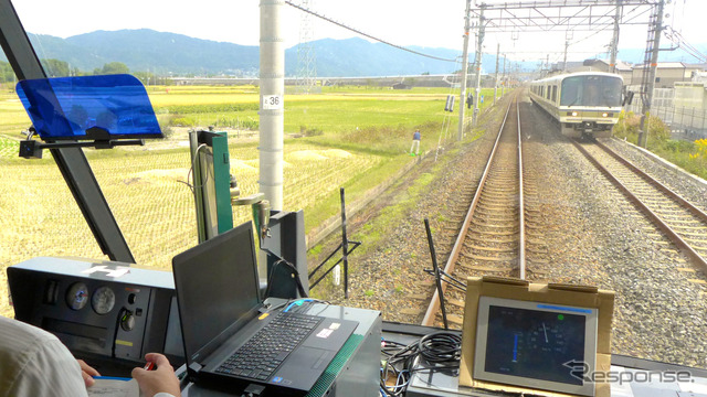 JR西日本は無線を使用した列車制御システムの試験走行を報道陣に公開した。右側に見えるパネルにメーターが表示されている