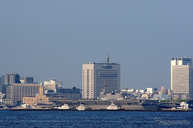 横浜大桟橋のA-Bバース(山下側岸壁)を占有して停泊する「いずも」。