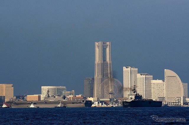 隣の新港埠頭から先に出発した輸送艦「おおすみ」が加速していく。