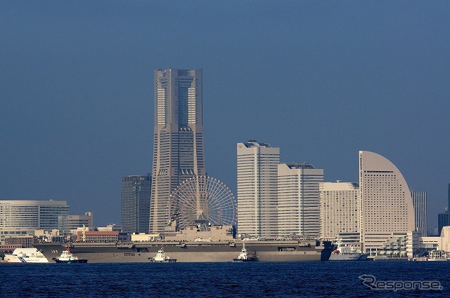「いずも」の全長は248m、背後に見える横浜ランドマークタワーの高さは296.33m。