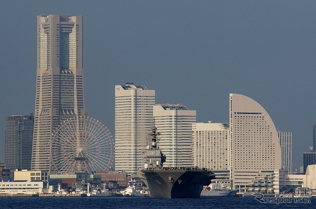 ついに出港。離岸から20分程度を要した。