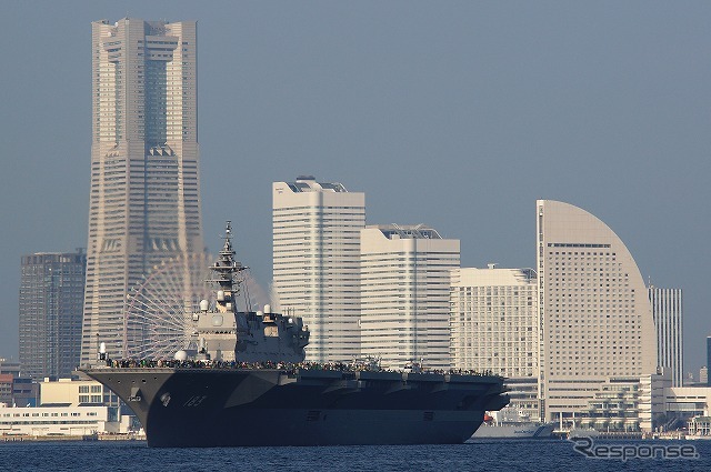 ヘリコプター搭載型護衛艦「いずも」、横浜港に登場［写真蔵］