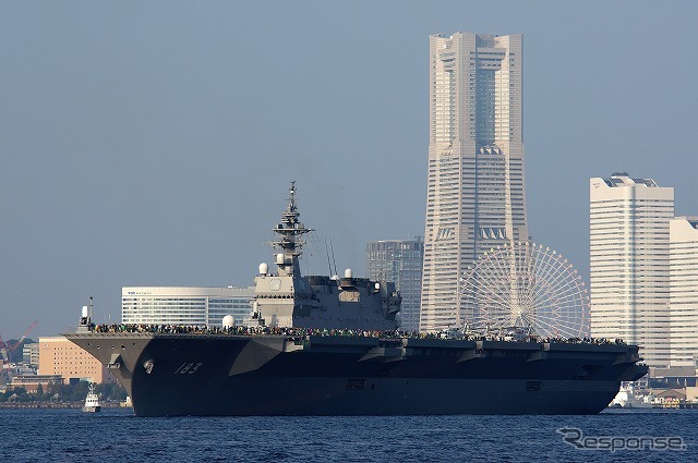 ヘリコプター搭載型護衛艦「いずも」、横浜港に登場［写真蔵］