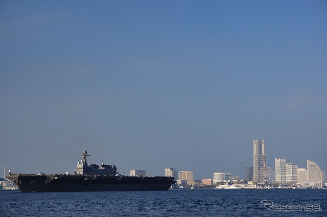 ヘリコプター搭載型護衛艦「いずも」、横浜港に登場［写真蔵］